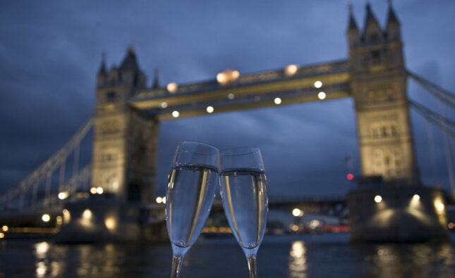 Bateaux London: Reignite The Passion With A Dinner Cruise